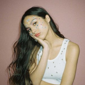 OLIVIA RODRIGO LANCE UN FESTIVAL EXCLUSIVEMENT FÉMININ À LA DOUBLE MISSION