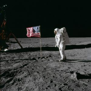 PROMETTRE LA LUNE QUAND ON A DU MAL À METTRE LES PIEDS SUR TERRE EST-CE BIEN RAISONNABLE ?